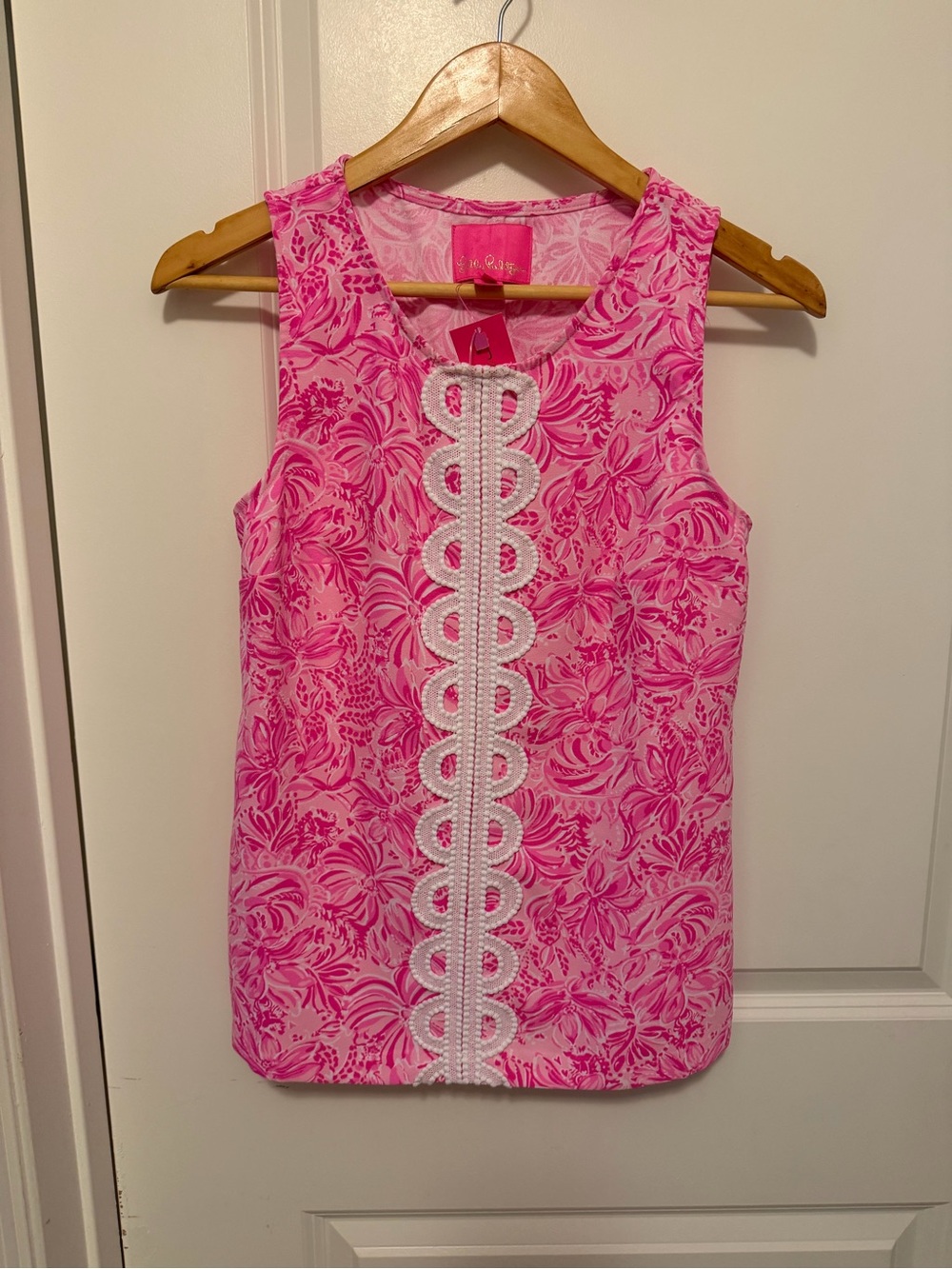 Lilly Pulitzer Fola style punk blossom sleeveless top. Foxy Llama print. NWT